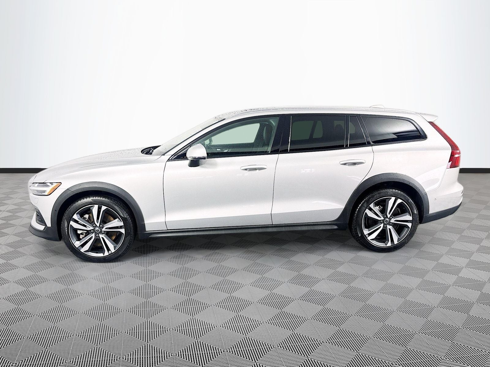 2025 Volvo V60 Cross Country B5 Plus