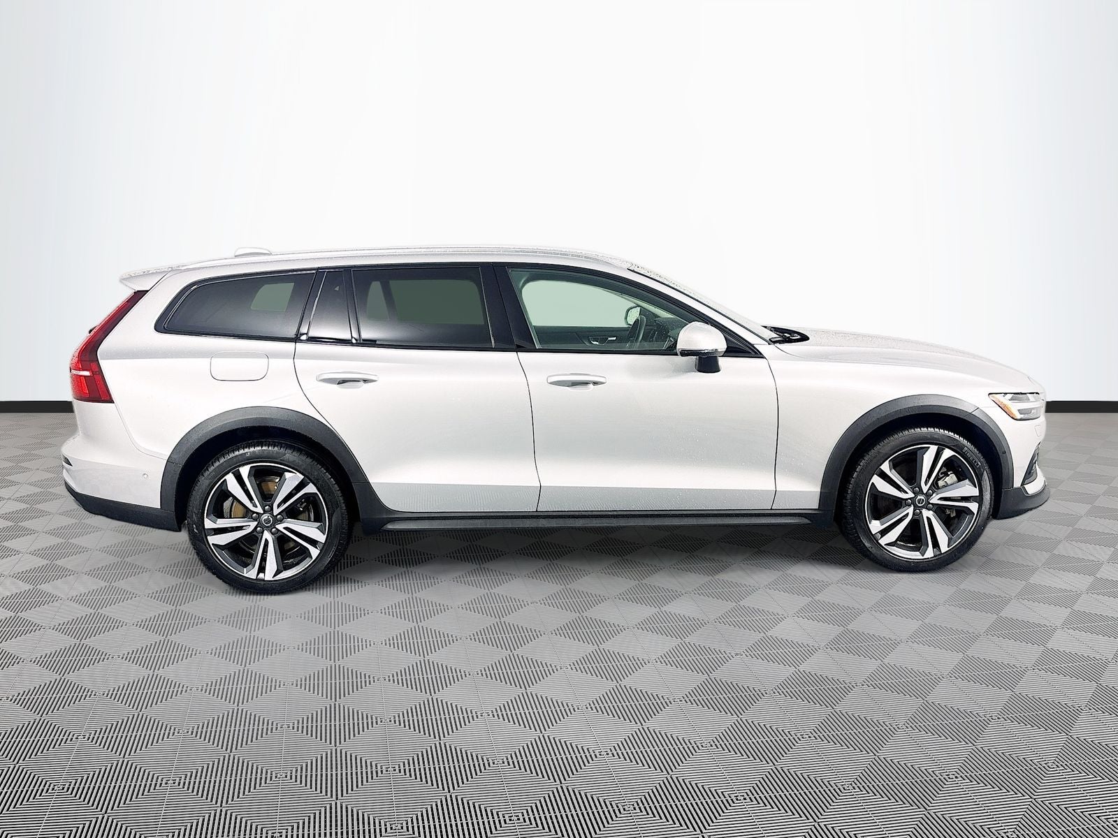 2025 Volvo V60 Cross Country B5 Plus