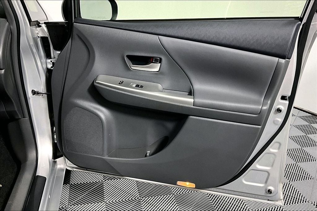 2014 Toyota Prius v Five