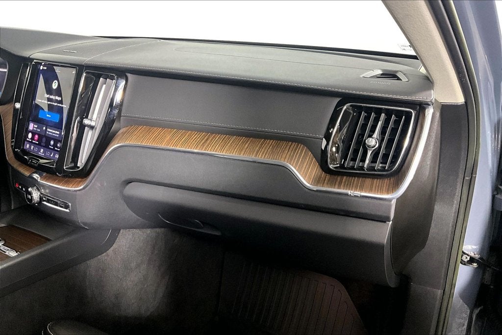 2023 Volvo XC60 B5 Ultimate Bright Theme