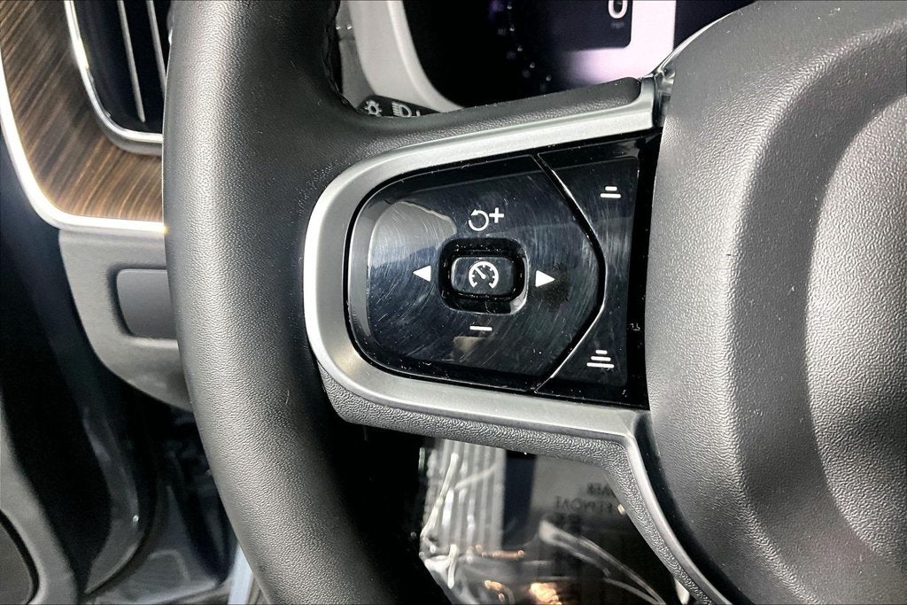 2023 Volvo XC60 B5 Ultimate Bright Theme