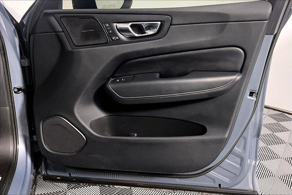 2023 Volvo XC60 B5 Ultimate Bright Theme
