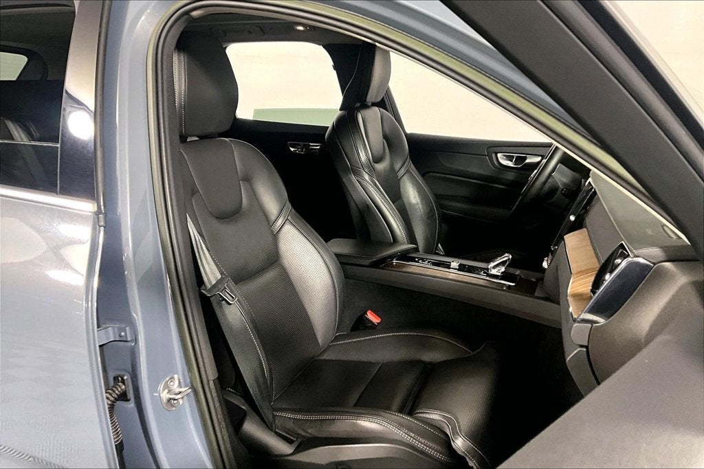 2023 Volvo XC60 B5 Ultimate Bright Theme