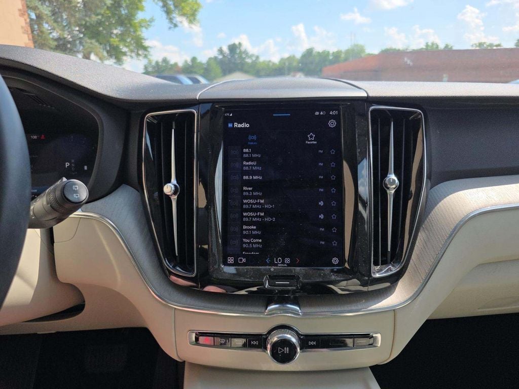 2023 Volvo XC60 B5 Plus Bright Theme
