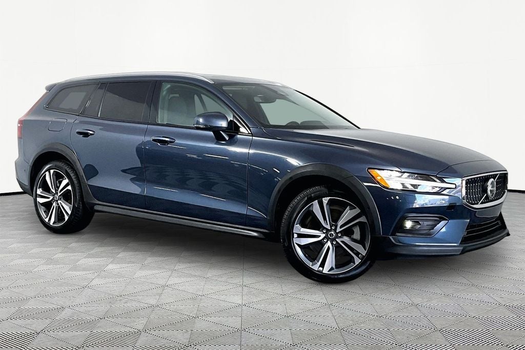 2025 Volvo V60 Cross Country B5 Plus