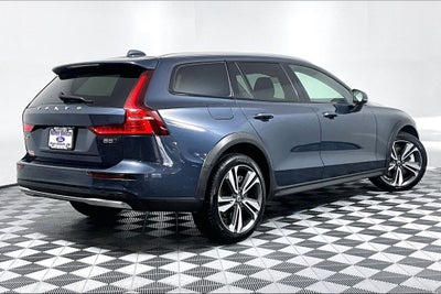 2025 Volvo V60 Cross Country B5 Plus