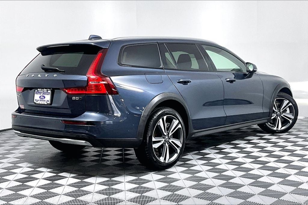 2025 Volvo V60 Cross Country B5 Plus