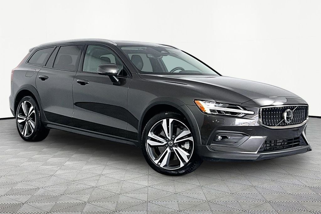 2025 Volvo V60 Cross Country B5 Plus