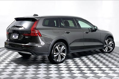 2025 Volvo V60 Cross Country B5 Plus