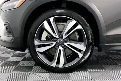 2025 Volvo V60 Cross Country B5 Plus