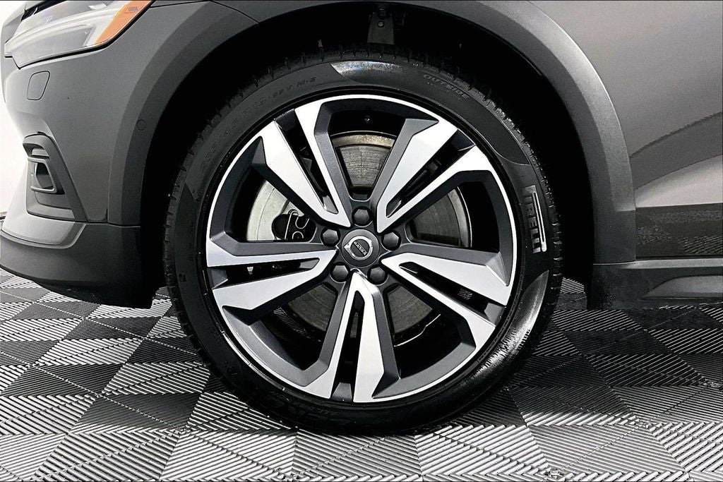 2025 Volvo V60 Cross Country B5 Plus