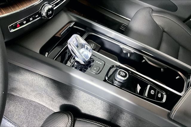 2024 Volvo XC60 B5 Ultimate Dark Theme