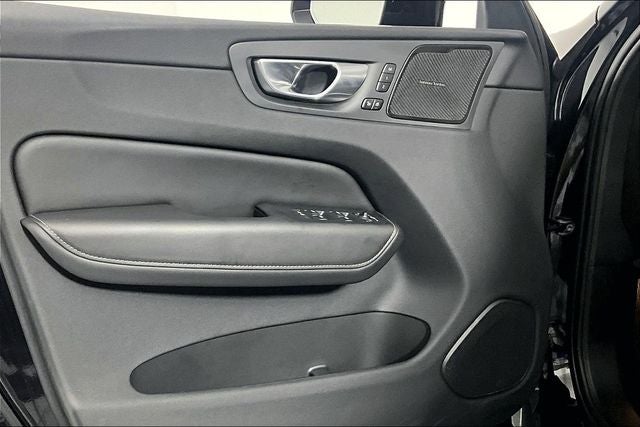 2024 Volvo XC60 B5 Ultimate Dark Theme