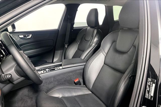 2024 Volvo XC60 B5 Ultimate Dark Theme