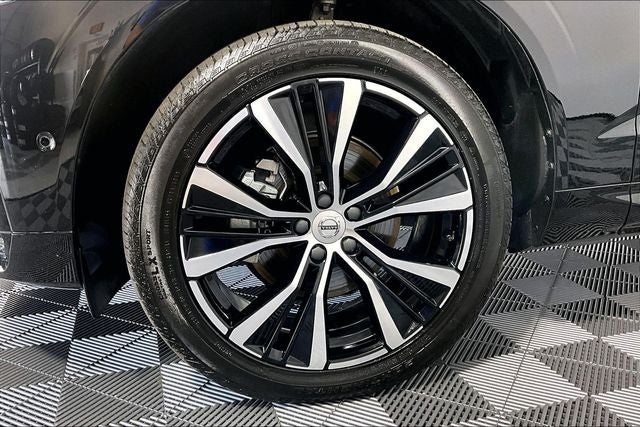2024 Volvo XC60 B5 Ultimate Dark Theme
