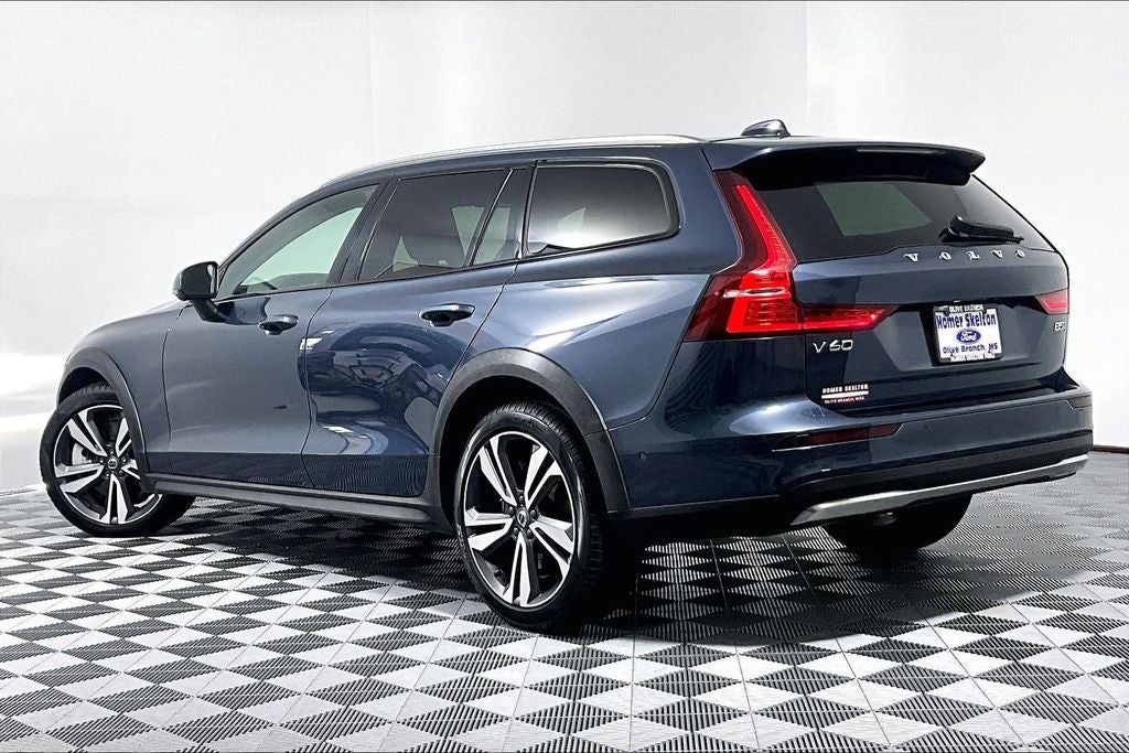 2025 Volvo V60 Cross Country B5 Plus