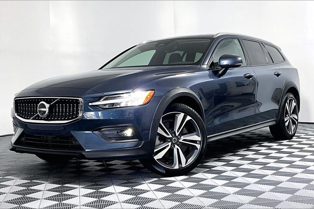 2025 Volvo V60 Cross Country B5 Plus