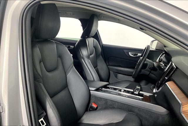 2025 Volvo V60 Cross Country B5 Plus